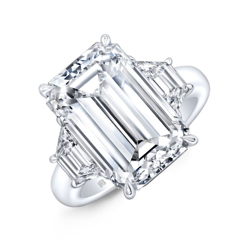 https://www.tinyjewelbox.com/upload/product/Platinum Emerald Diamond Engagement 3-Stone Ring